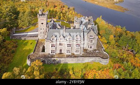 Carbisdale Castle Sutherland Scotland bâtiment surplombant le Kyle et entouré de bouleaux colorés en automne Banque D'Images