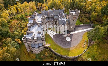 Carbisdale Castle Sutherland Ecosse bâtiment entouré de bouleaux colorés en automne Banque D'Images