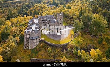 Carbisdale Castle Sutherland Ecosse bâtiment entouré d'arbres colorés en automne Banque D'Images