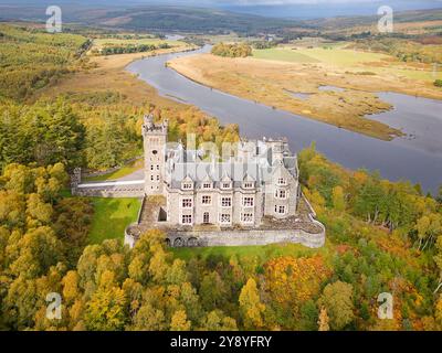 Château de Carbisdale Sutherland Écosse le bâtiment surplombe le Kyle et entouré de bouleaux colorés en automne Banque D'Images