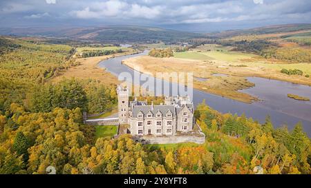 Château de Carbisdale Sutherland Écosse le bâtiment surplombe le Kyle de Sutherland et entouré de bouleaux colorés en automne Banque D'Images