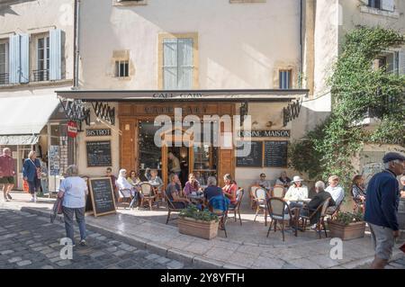 Les gens assis devant Café Gaby à Lourmarin, Provence, France Banque D'Images