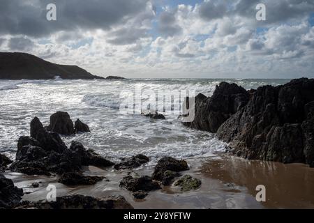 Rochers déchiquetés et turbulences un jour d'automne, Whistling Sands, péninsule de Lleyn, pays de Galles du Nord, Royaume-Uni Banque D'Images