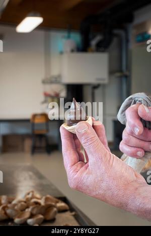 La 'Dronerese al Rhum', une pâtisserie au chocolat typique des vallées de Cuneo, dans le Piémont, Italie. Banque D'Images