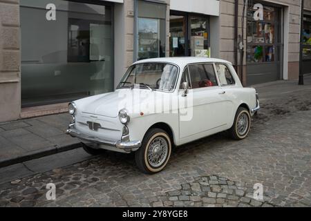 San Felice sul Panaro, Italie 6 octobre 2024. Une vieille voiture Autobianchi Bianchina des années 1950 garée dans la rue Banque D'Images