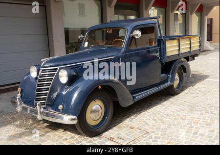 San Felice sul Panaro, Italie 6 octobre 2024. Une vieille camionnette italienne Fiat 1100 des années 1940 garée dans la rue Banque D'Images