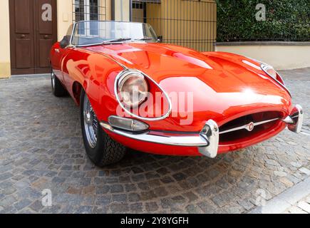 San Felice sul Panaro, Italie 6 octobre 2024. La voiture historique britannique Jaguar E type 4,2 XKE des années 1960 dans la rue Banque D'Images