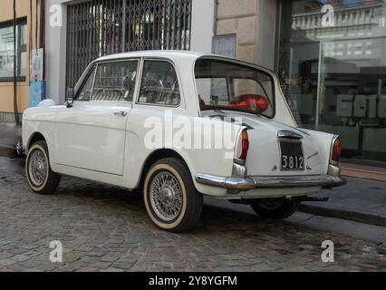 San Felice sul Panaro, Italie 6 octobre 2024. Une vieille voiture Autobianchi Bianchina des années 1950 garée dans la rue Banque D'Images