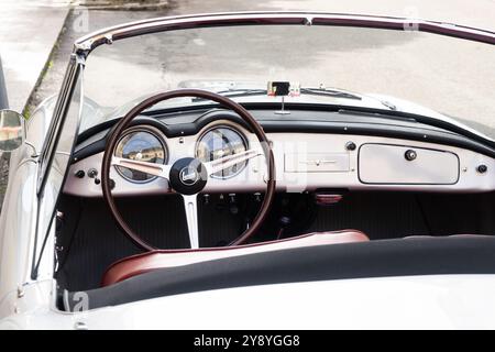 San Felice sul Panaro, Italie 6 octobre 2024. Détail du tableau de bord de la voiture italienne historique Lancia Aurelia B24 cabriolet de 1954 Banque D'Images