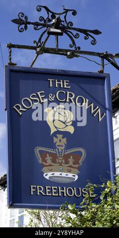 Panneau traditionnel de pub suspendu à la Rose and Crown Freehouse - public House - Old Church Road, Snettisham, Norfolk, Angleterre, Royaume-Uni Banque D'Images