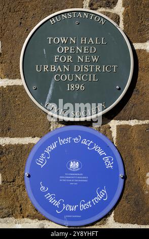 Plaque verte de la Hunstanton Civic Society affichée sur l'hôtel de ville, The Green, Hunstanton, Norfolk, Angleterre, ROYAUME-UNI Banque D'Images