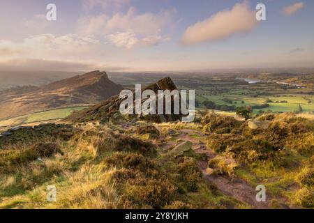 Rochers sur le bord de gritstone à The Roaches, Staffordshire, avec une vue vers Tittesworth Reservoir, Leek Banque D'Images