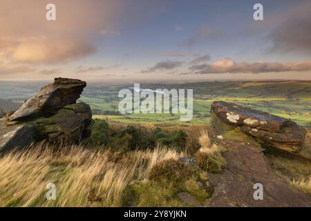 Rochers sur le bord de gritstone à The Roaches, Staffordshire, avec une vue vers Tittesworth Reservoir, Leek Banque D'Images