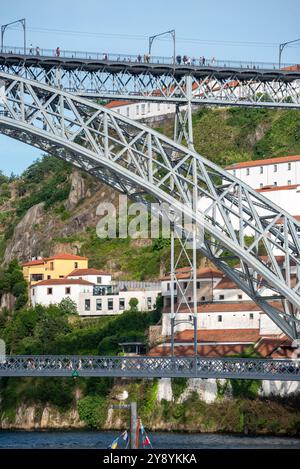 Détail architectural de l'emblématique pont de fer voûté Ponte Luis I dans le centre-ville de Porto, Portugal Banque D'Images