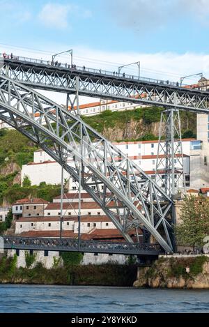 Détail architectural de l'emblématique pont de fer voûté Ponte Luis I dans le centre-ville de Porto, Portugal Banque D'Images