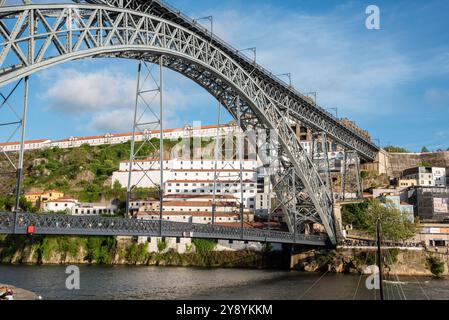 Détail architectural de l'emblématique pont de fer voûté Ponte Luis I dans le centre-ville de Porto, Portugal Banque D'Images