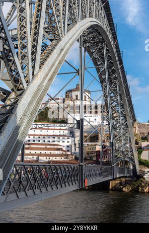 Détail architectural de l'emblématique pont de fer voûté Ponte Luis I dans le centre-ville de Porto, Portugal Banque D'Images