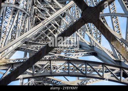 Détail architectural de l'emblématique pont de fer voûté Ponte Luis I dans le centre-ville de Porto, Portugal Banque D'Images