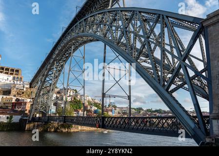 Détail architectural de l'emblématique pont de fer voûté Ponte Luis I dans le centre-ville de Porto, Portugal Banque D'Images