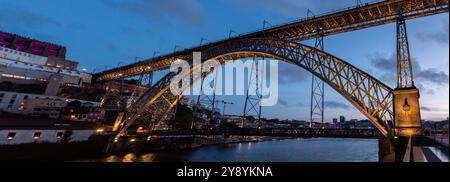 Détail architectural de l'emblématique pont de fer voûté Ponte Luis I dans le centre-ville de Porto la nuit, Portugal Banque D'Images