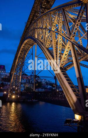 Détail architectural de l'emblématique pont de fer voûté Ponte Luis I dans le centre-ville de Porto la nuit, Portugal Banque D'Images