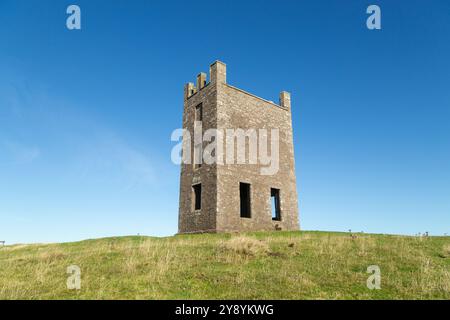 Tour d'observation supérieure de Kinpurney Hill près de Newtyle, Angus, Écosse Banque D'Images