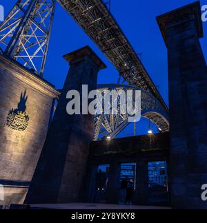 Détail architectural de l'emblématique pont de fer voûté Ponte Luis I et les piliers restants de l'ancien pont Pensil dans le centre-ville de Porto la nuit, po Banque D'Images