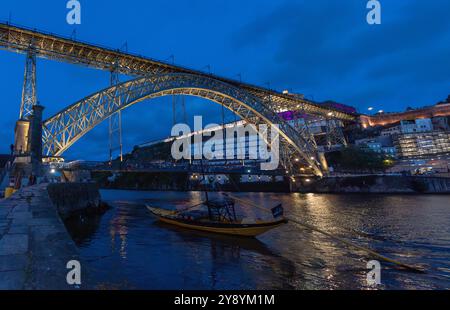 Détail architectural de l'emblématique pont de fer voûté Ponte Luis I dans le centre-ville de Porto la nuit, Portugal Banque D'Images