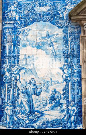 Tuiles historiques pittoresques Azulejo à l'extérieur de la chapelle Almas de Santa Catarina à Porto, Portugal Banque D'Images