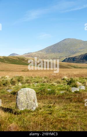 Les cercles de pierres de Burnmoor perchés sur de hautes landes, datent d'environ 2000 av. J.-C., Burnmoor près de Boot avec Scafell Pike en arrière-plan Banque D'Images