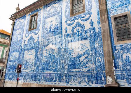 Tuiles historiques pittoresques Azulejo à l'extérieur de la chapelle Almas de Santa Catarina à Porto, Portugal Banque D'Images