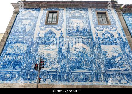 Tuiles historiques pittoresques Azulejo à l'extérieur de la chapelle Almas de Santa Catarina à Porto, Portugal Banque D'Images