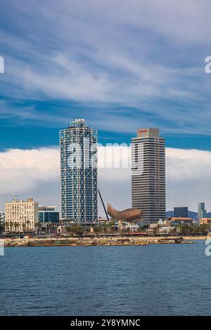 Vue depuis la mer avec Torre Mapfre, Hôtel Arts et El Peix d'Or, Barcelone, Espagne Banque D'Images