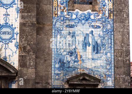 Tuiles Devorative Azulejo à la façade de l'église Santo Ildefonso à Porto, Portugal Banque D'Images