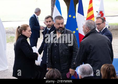 Nice, France. 07 octobre 2024. Joann Sfar lors de la 1ère cérémonie commémorative en mémoire des victimes du pogrom du 7 octobre 2023 en Israël au mémorial des victimes du terrorisme sur la colline du Château à Nice. Pour l'occasion, Joann Sfar a dévoilé une œuvre intitulée « cela veut dire nous vivrons » à la mémoire des victimes. Nice, France, le 7 octobre 2024. Photo Shootpix/ABACAPRESS. COM Credit : Abaca Press/Alamy Live News Banque D'Images