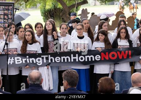 Pogrom In, Israël. , . Au mémorial des victimes du terrorisme sur la colline du Château à Nice. Pour l'occasion, Joann Sfar a dévoilé une œuvre intitulée « cela veut dire nous vivrons » à la mémoire des victimes. Nice, France, le 7 octobre 2024. Photo Shootpix/ABACAPRESS. COM Credit : Abaca Press/Alamy Live News Banque D'Images