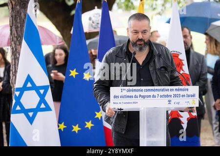 Nice, France. 07 octobre 2024. Joann Sfar lors de la 1ère cérémonie commémorative en mémoire des victimes du pogrom du 7 octobre 2023 en Israël au mémorial des victimes du terrorisme sur la colline du Château à Nice. Pour l'occasion, Joann Sfar a dévoilé une œuvre intitulée « cela veut dire nous vivrons » à la mémoire des victimes. Nice, France, le 7 octobre 2024. Photo Shootpix/ABACAPRESS. COM Credit : Abaca Press/Alamy Live News Banque D'Images