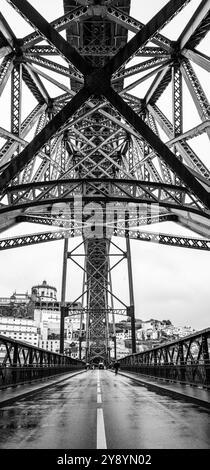 Architecture pittoresque du pont emblématique Dom Luis I à Porto, Portugal Banque D'Images