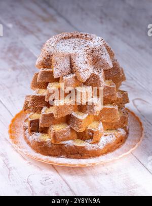 pandoro tranché, pain à la levure sucré italien, gâterie de Noël traditionnelle décorée de sucre glace Banque D'Images