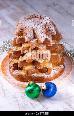 pandoro tranché, pain à la levure sucré italien, gâterie de Noël traditionnelle décorée de sucre glace Banque D'Images