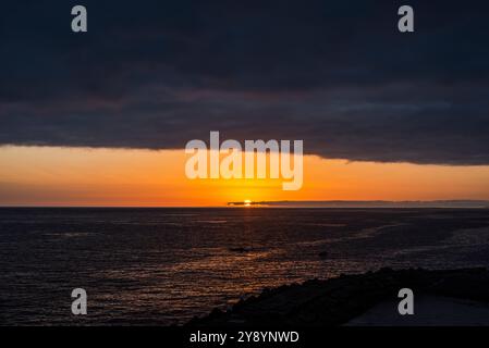 Coucher de soleil sur l'océan atlantique avec la baie et les rochers , photographié depuis les rochers de la baie de Porto do sol à Madère Portugal Banque D'Images