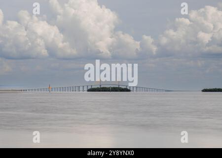 Le pont Skyway s'étend dans la baie avec un ciel bleu au-dessus du parc Fort DeSoto. Tampa : Petersburg septembre 2024 Banque D'Images