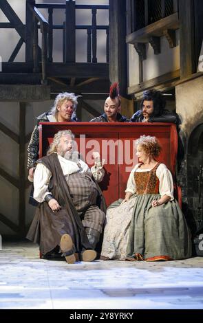 Assis : Simon Callow (Sir John Falstaff), Judi Dench (maîtresse rapidement) ci-dessus, de gauche à droite : Ian Pirie (Bardolph), Ian Connigham (Nym), Brendon O'Hea (pistolet) dans MERRY WIVES - LA COMÉDIE MUSICALE à la Royal Shakespeare Company (RSC), Royal Shakespeare Theatre, Stratford-upon-Avon, Angleterre 12/12/2006 basé sur la pièce de Shakespeare adaptée et mise en scène par Gregory Doran musique : Michael Lewis Ranhson : Michael Mitchell Banque D'Images