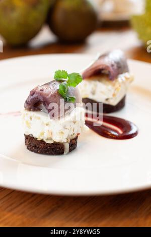 Hors-d'œuvre gastronomique au hareng mariné au restaurant polonais raffiné Banque D'Images