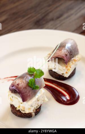 Hors-d'œuvre gastronomique au hareng mariné au restaurant polonais raffiné Banque D'Images