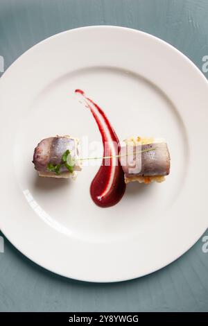 Hors-d'œuvre gastronomique au hareng mariné au restaurant polonais raffiné Banque D'Images