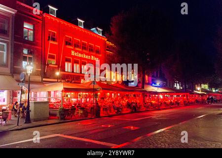 Enseigne Heineken, Brasserie Metropole, et Grand Café Nieuw Bruin, la nuit, Vrijthof, Maastricht, pays-Bas Banque D'Images