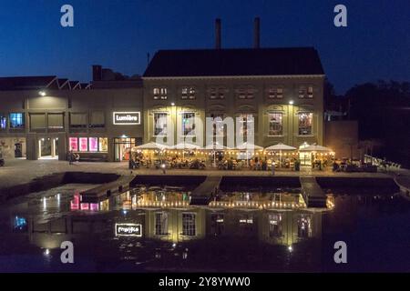 Cinéma lumière et bar restaurant, bord de mer de la rivière Maas au crépuscule, Maastricht, pays-Bas Banque D'Images