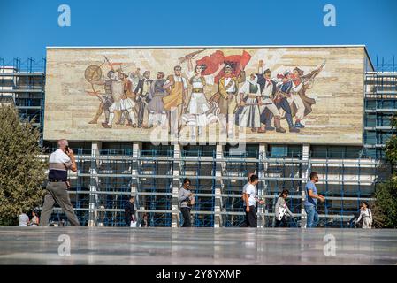 La mosaïque murale au-dessus de l'entrée du Musée historique national sur la place Skanderbeg, Tirana, Albanie. Photo : Bo Arrhed Banque D'Images