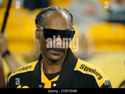 Pittsburgh, Pennsylvanie, États-Unis. 6 octobre 2024. 6 octobre 2024 : Snoop Dogg lors des Steelers vs Dallas Cowboys de Pittsburgh à l'Acrisure Stadium de Pittsburgh PA. Brook Ward/apparent Media Group (crédit image : © AMG/AMG via ZUMA Press Wire) USAGE ÉDITORIAL SEULEMENT! Non destiné à UN USAGE commercial ! Banque D'Images